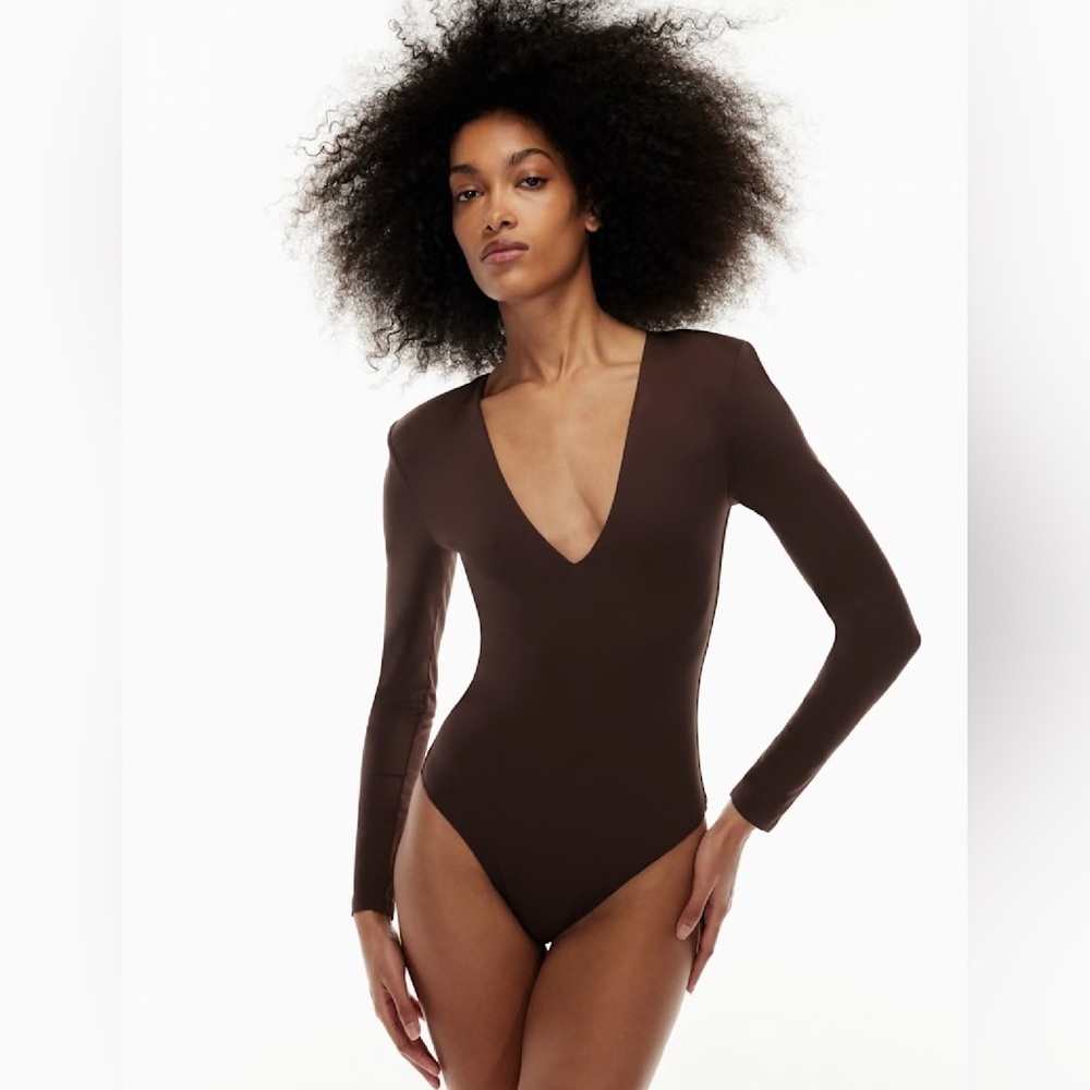 Aritzia Babaton Contour Shoulder Pad V-neck Bodysuit